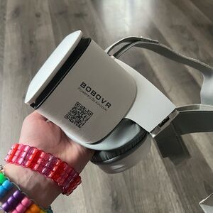 VR Headset, Phone Inserted, Compatible with Ios 8 and up, or Android 4 and up.